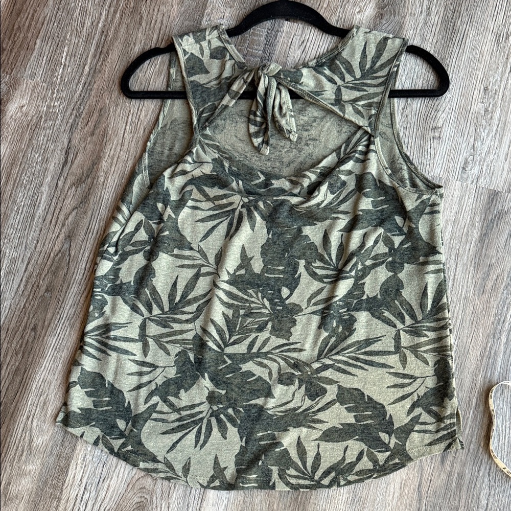 Old Navy Black and Tan Leaf Print Tank Top - Picture 7 of 8